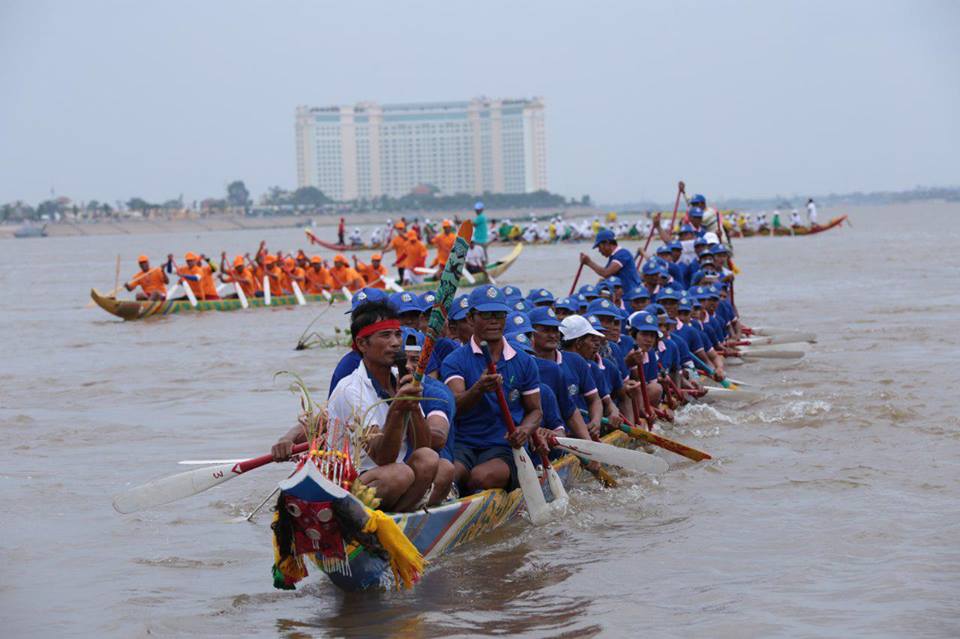 参赛龙舟选手昨天上午在四臂湾训练。
