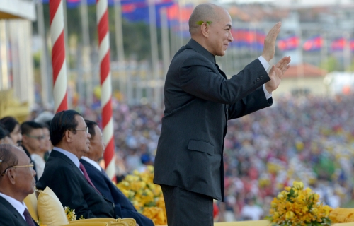 国王驾临王宫前观台，观看赛龙舟比赛。 （图：法新社）