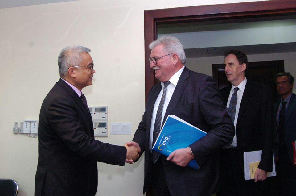 温本莫尼洛部长会见欧洲议会负责东南亚事务议员小组组长蓝根一行。