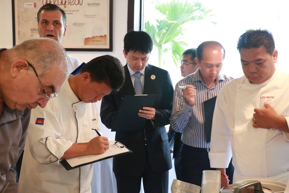 评审们为参赛大米打分。