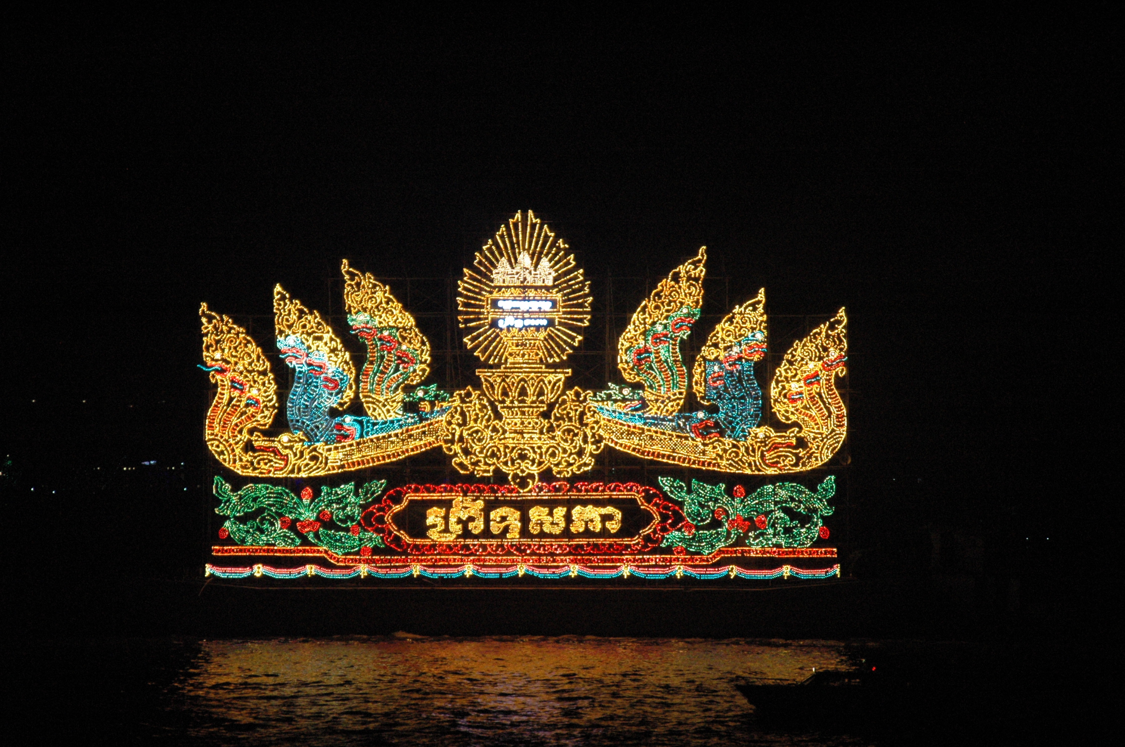 在夜幕中出现的灯船。