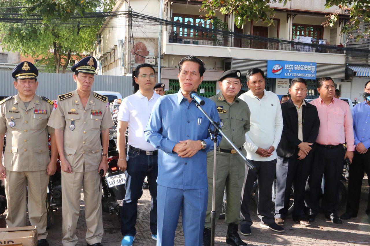 市长亲临指挥，确保送水节治安与秩序。