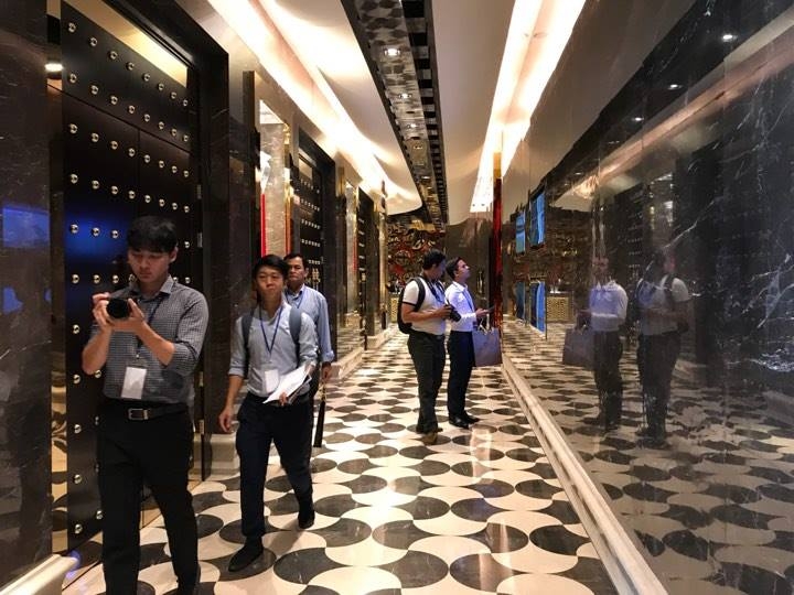 媒体人员参观金界二期的豪华设施。