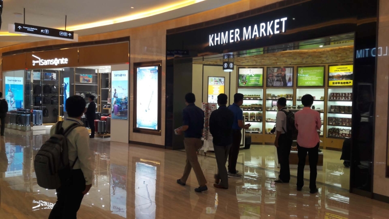 媒体人员参观金界步行街，步行街为地下购物设施，连接现时的金界和金界二。