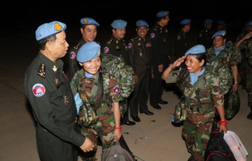 善速万尼将军为启程赴中非共和国的柬埔寨维和人员送行。