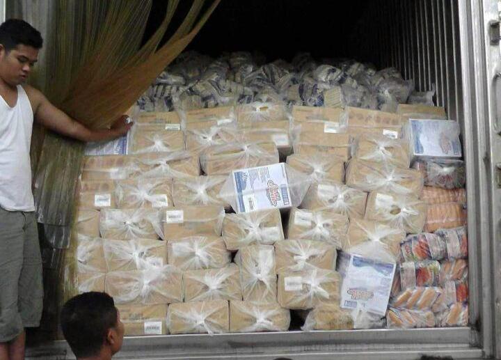 在获得省法院检察官发出搜查令后，执法人员指示打开卡车门，以检查里面的货物。