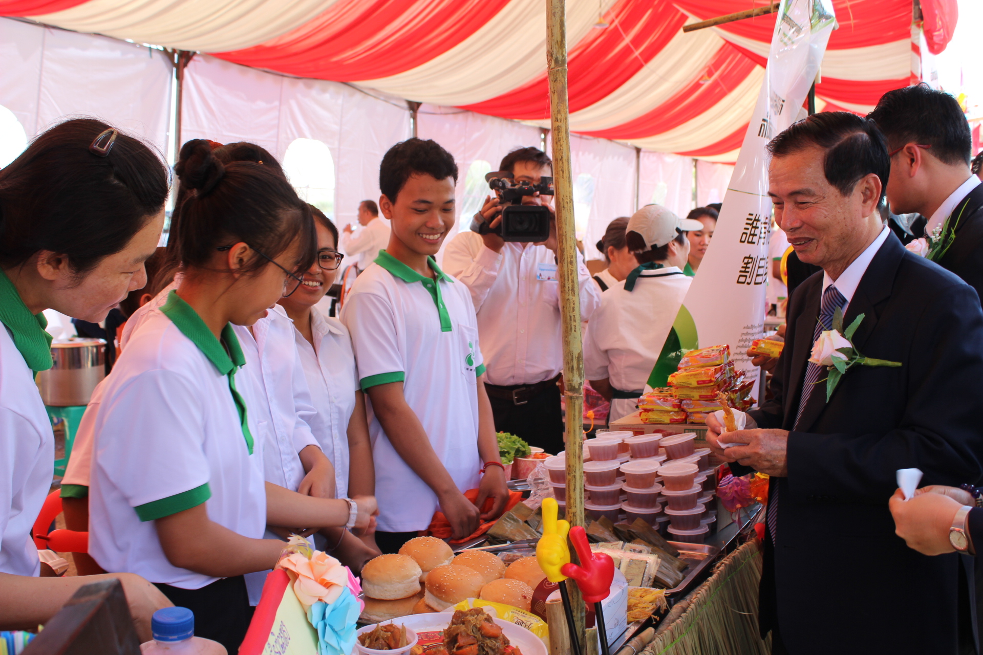 教育部国务秘书彭中南参观素食摊位。
