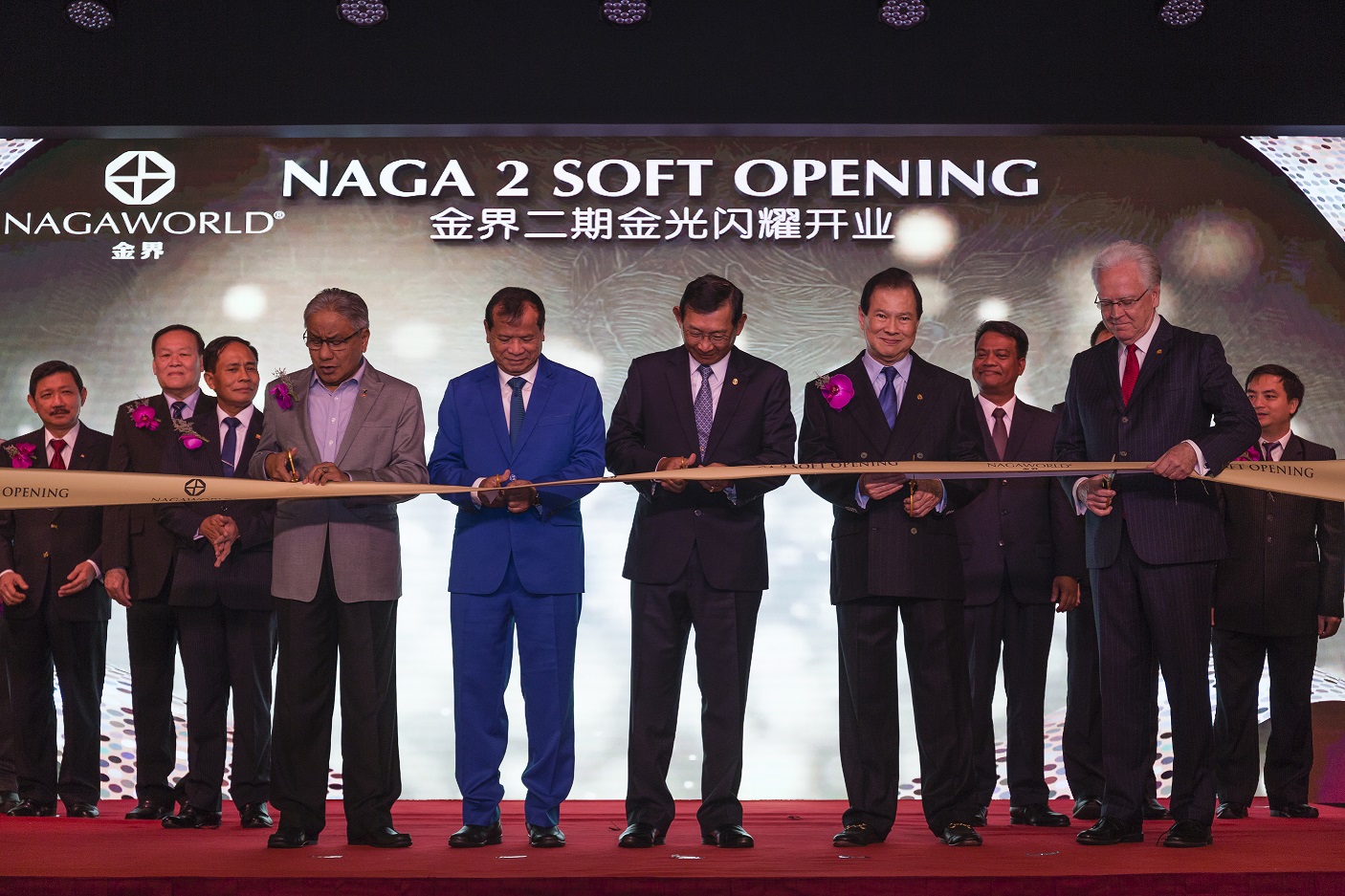 金界二期开业剪彩仪式，前排左起：马来西亚驻柬埔寨大使哈山马力、旅游部长唐坤、工业和手工艺部长占比塞、金界控股创办人兼执行长曾立强医生、金界控股董事长帝莫尼。