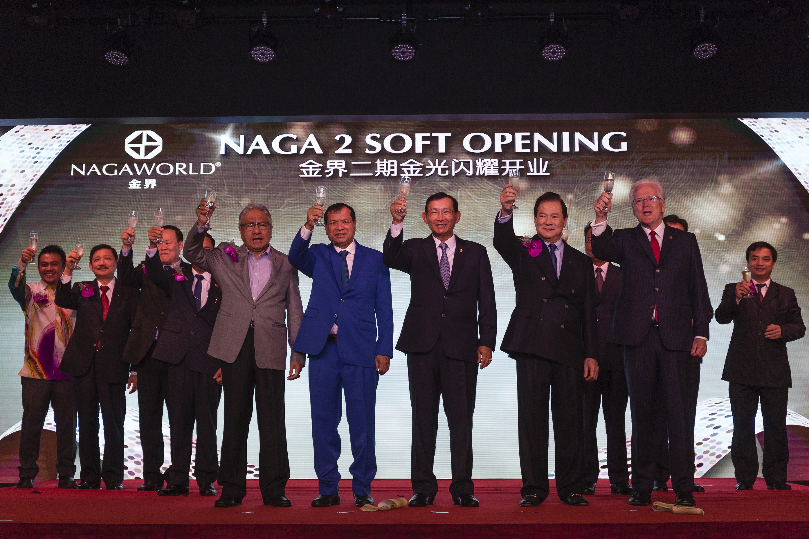 金界控股高层、柬埔寨政府代表和东盟9国大使在台上向出席晚宴嘉宾敬酒。