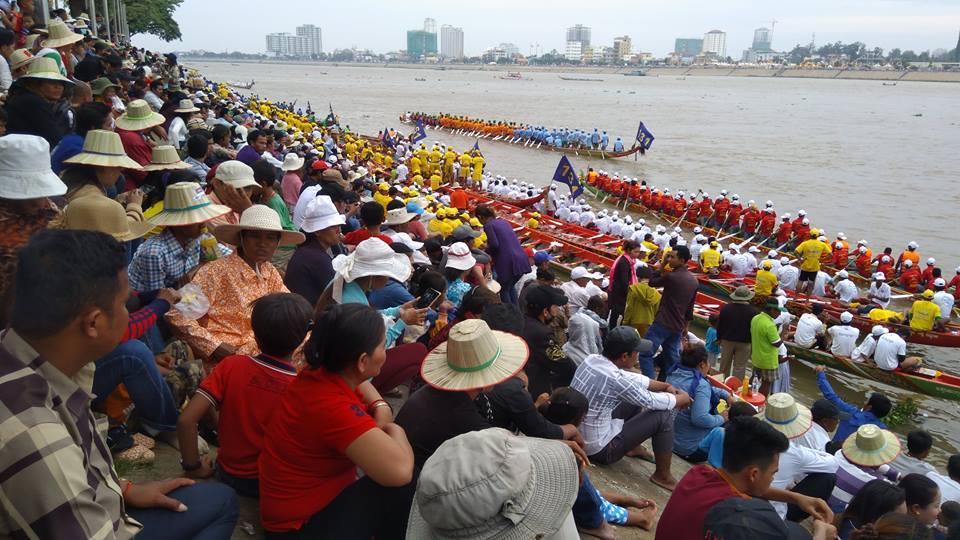 昨天的送水节庆典最后一天，大批民众涌到王宫前河边观赏紧张刺激的龙舟赛，令河堤上挤满人潮。 （图：柬埔寨星洲日报）