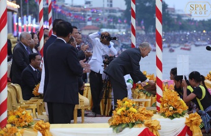 西哈莫尼国王昨日傍晚在四臂湾观礼台颁发奖项。 （图：柬埔寨星洲日报）