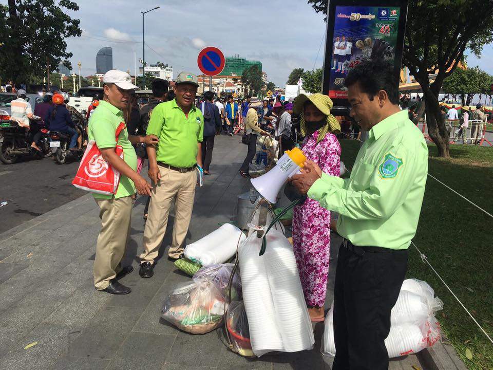 金边环境局官员教育小贩注意环境清洁和卫生。 （图：柬埔寨星洲日报）