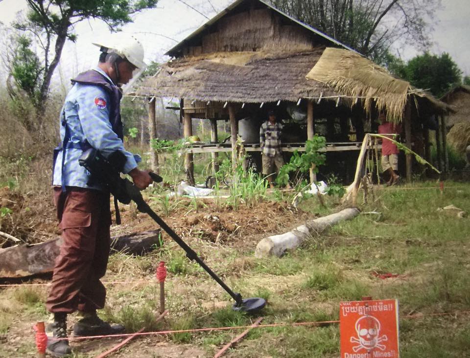 柬埔寨已制定2017年至2025年国家扫雷战略，争取在2025年实现无地雷目标。 （图：柬埔寨星洲日报）