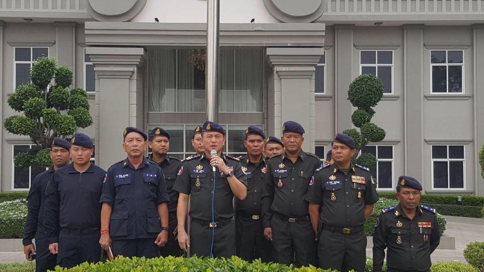 金边宪兵司令罗祥向宪兵发出指令。