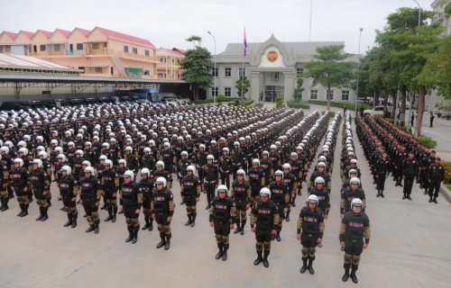在高等法院开庭审理解散救国党案件，上千名宪兵在金边宪兵总部列队，对外展示力量。