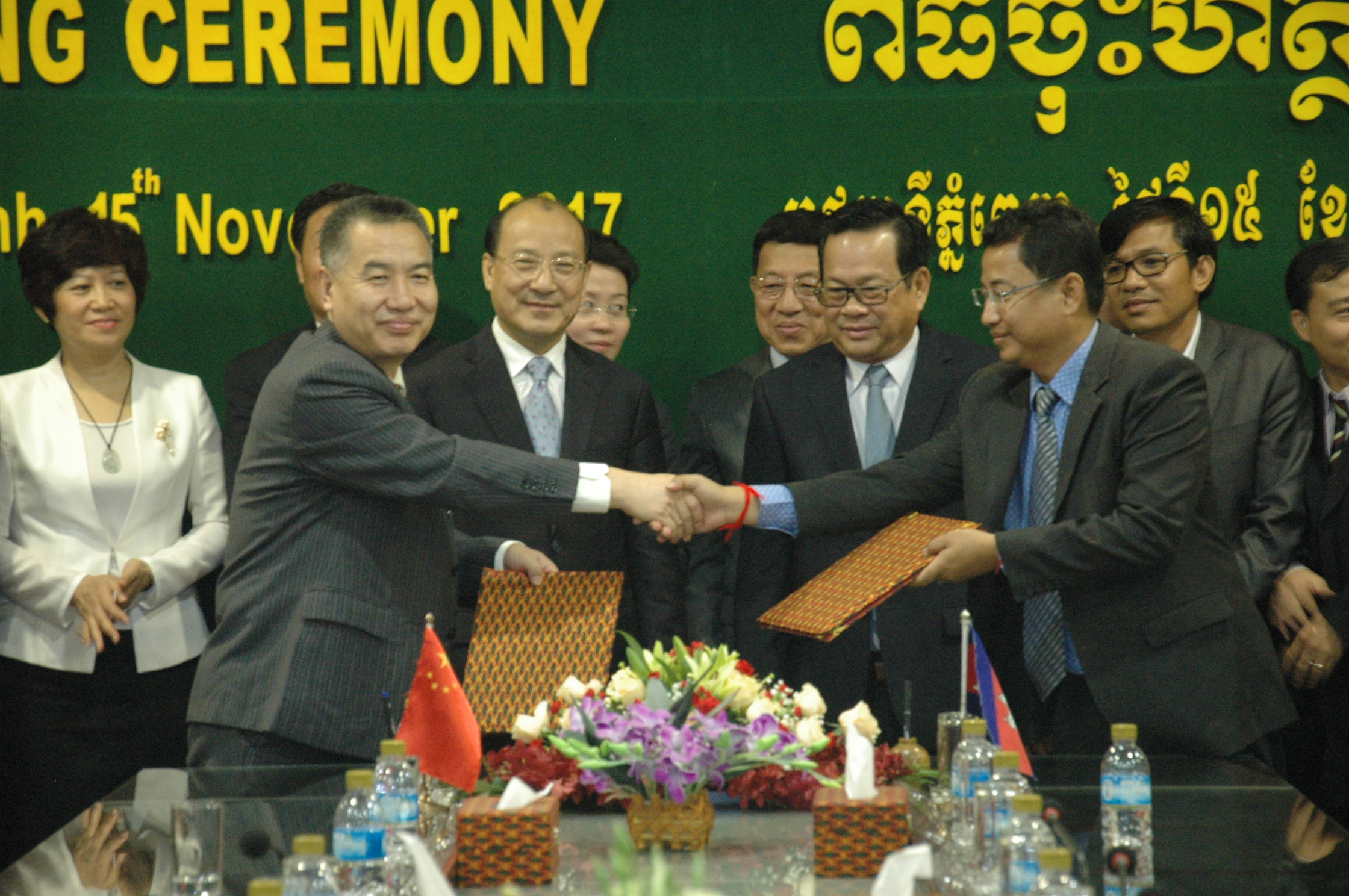 柬中双方共同签署合作协议。