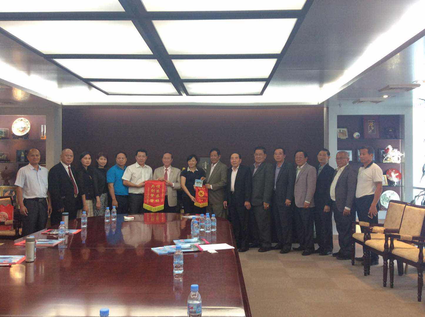 双方互相交换纪念品。