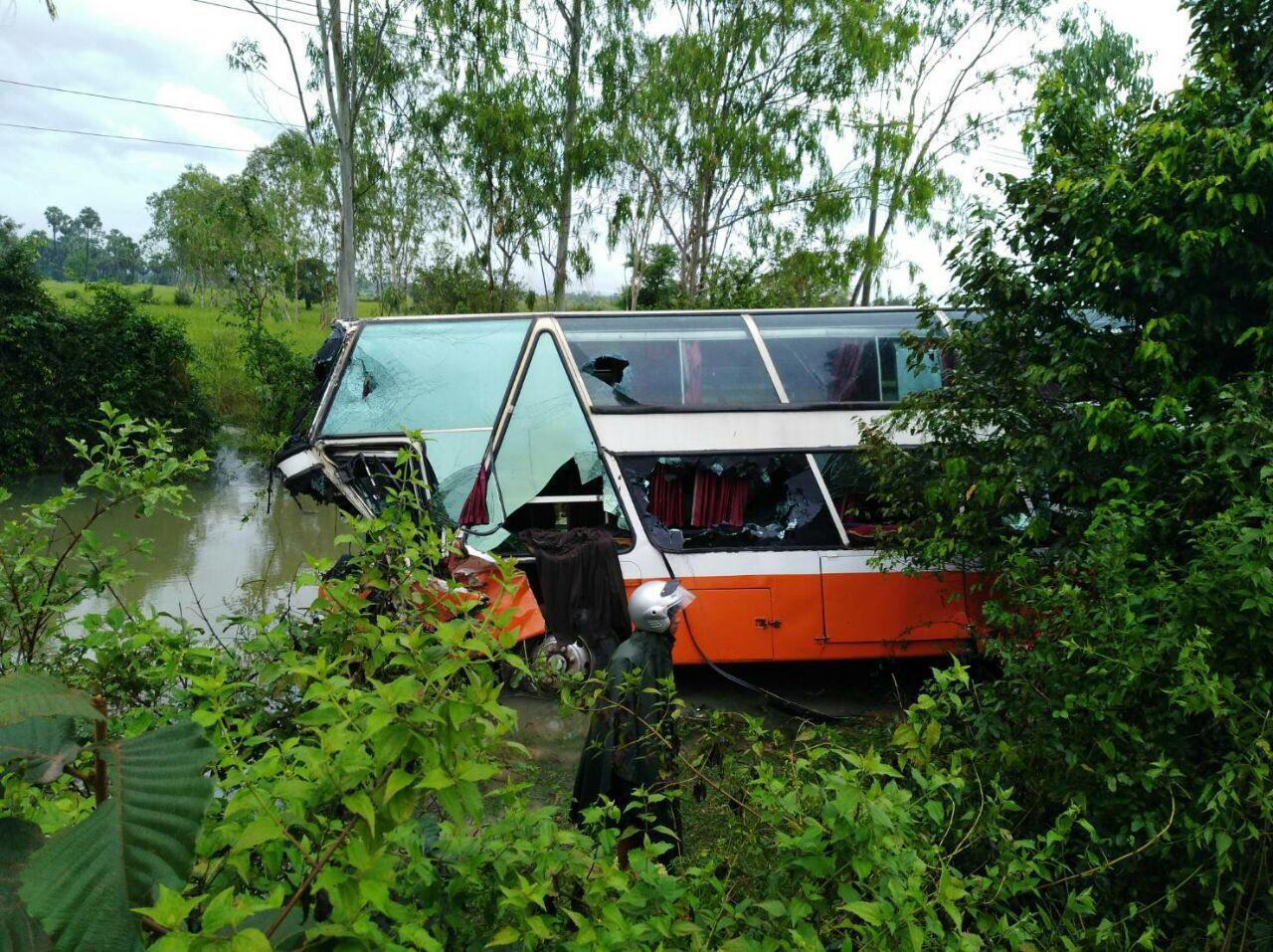 图为巴士撞上卡车后失控冲到道路旁的水沟。