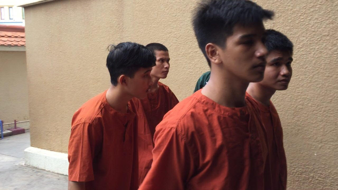 恩速庆（左）被押往法庭聆听判决。