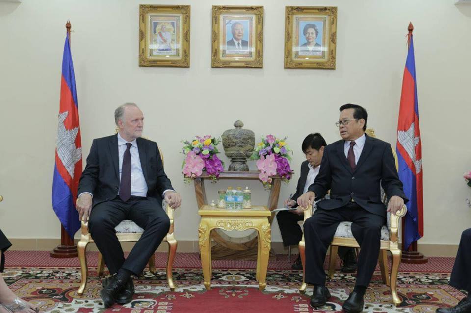 世界知名服装与纺织品零售商代表团团长Frank Hoffer和劳工与职业培训部长毅森兴会谈。