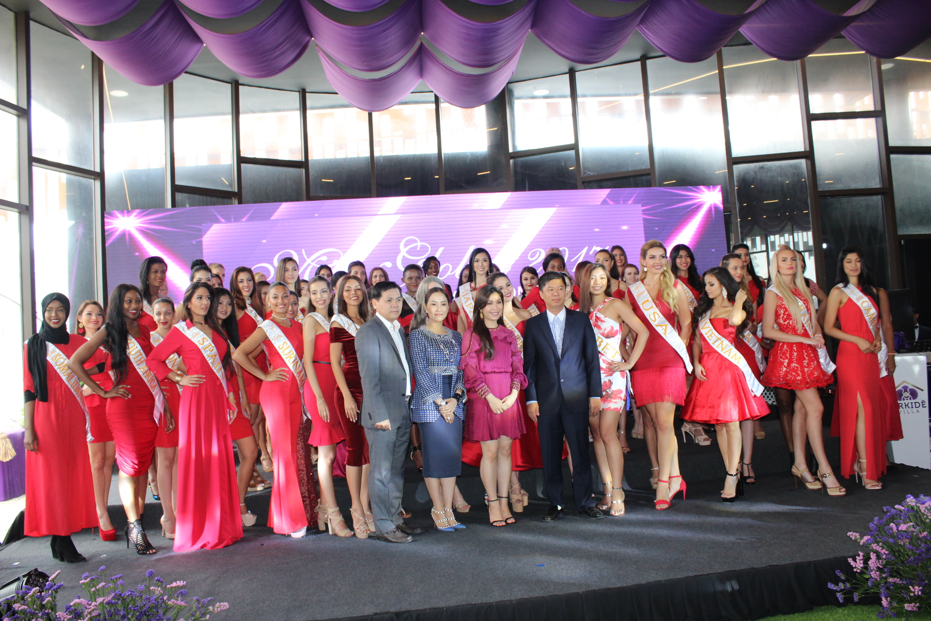 ORKIDE VILLA公司负责人与60名环球小姐候选人合影留念。
