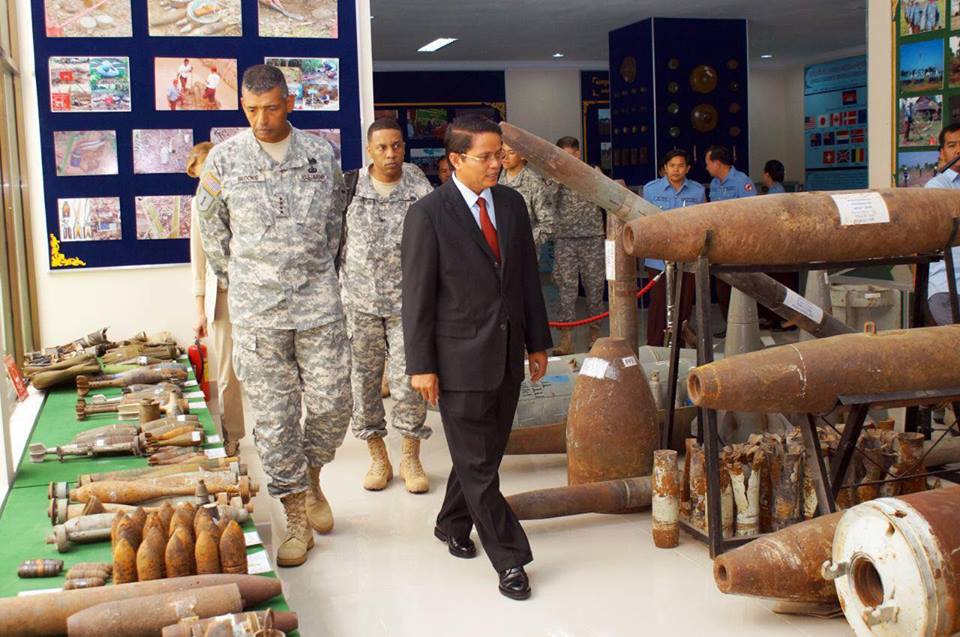 美国政府宣布向柬埔寨排雷行动中心提供两个月的援助。