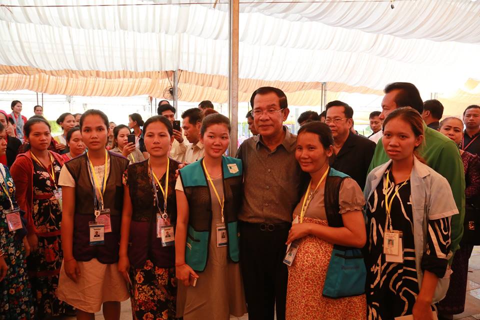 洪森总理与工人贴身交流。