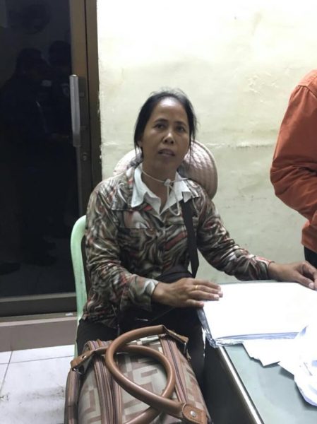 妇女在王宫后面散发传单被警方扣留。