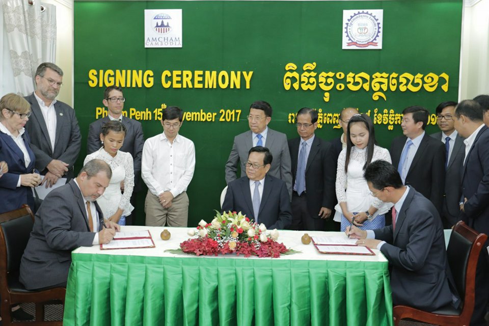 劳工部长毅森兴见证美国商会与国家就业机构签署合作谅解备忘录。