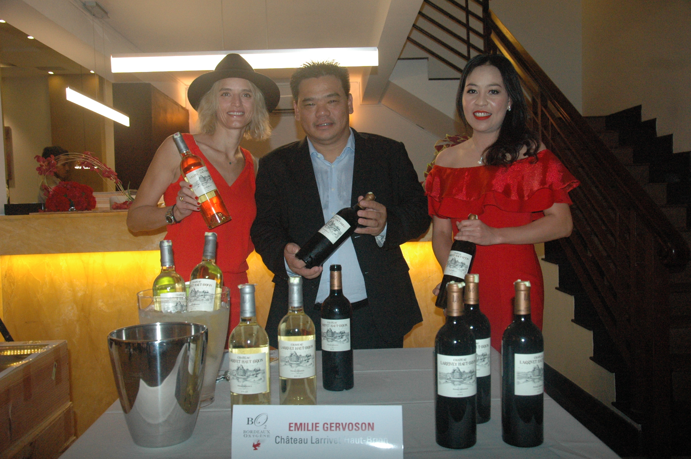 鱼生海鲜酒家与Red Apron葡萄酒公司负责人介绍法国波尔多葡萄酒，中为鱼生创办人卢雨明。