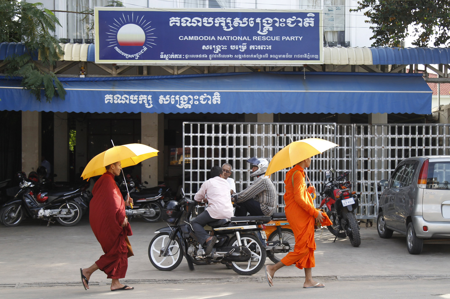 高等法院于前天裁定救国党须解散，同时禁止118名反对党主要成员从政5年。 图为僧侣昨日行经救国党总部。