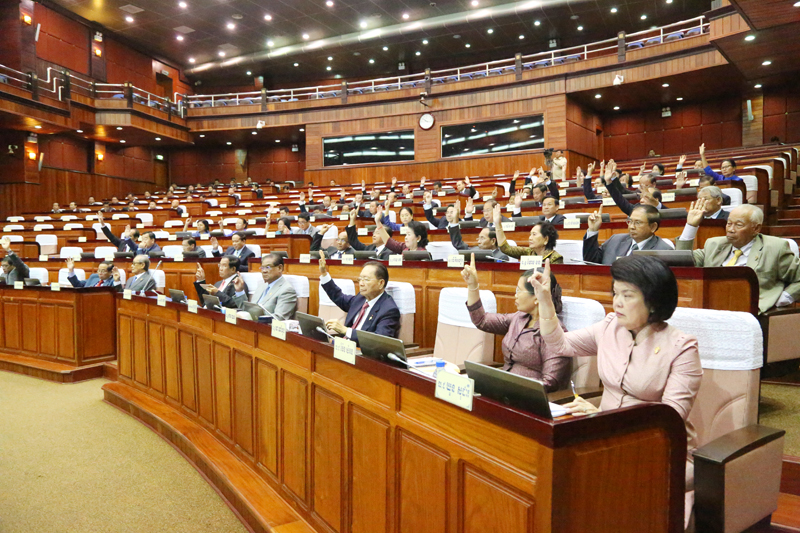救国党被解散后，65名人民党议员昨日举手通过明年度政府财政预算案。 （图：柬埔寨星洲日报）
