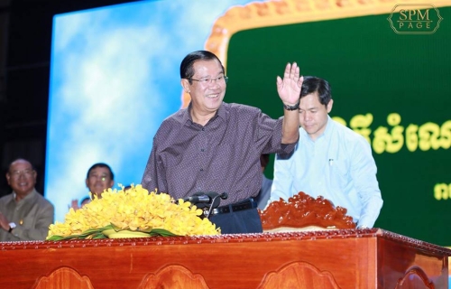 洪森总理在金边慰问4000多名制衣制鞋厂工人时，表示支持美国停止对柬援助。