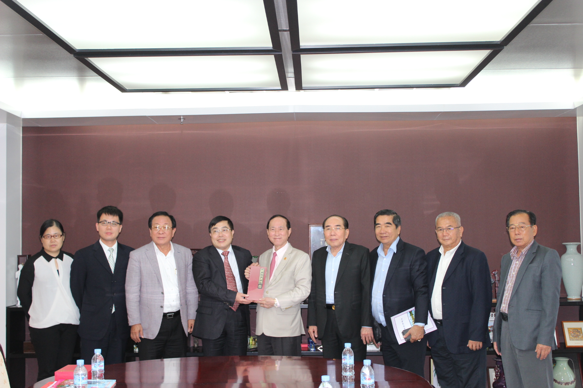 座谈结束后，双方互相交换纪念品。