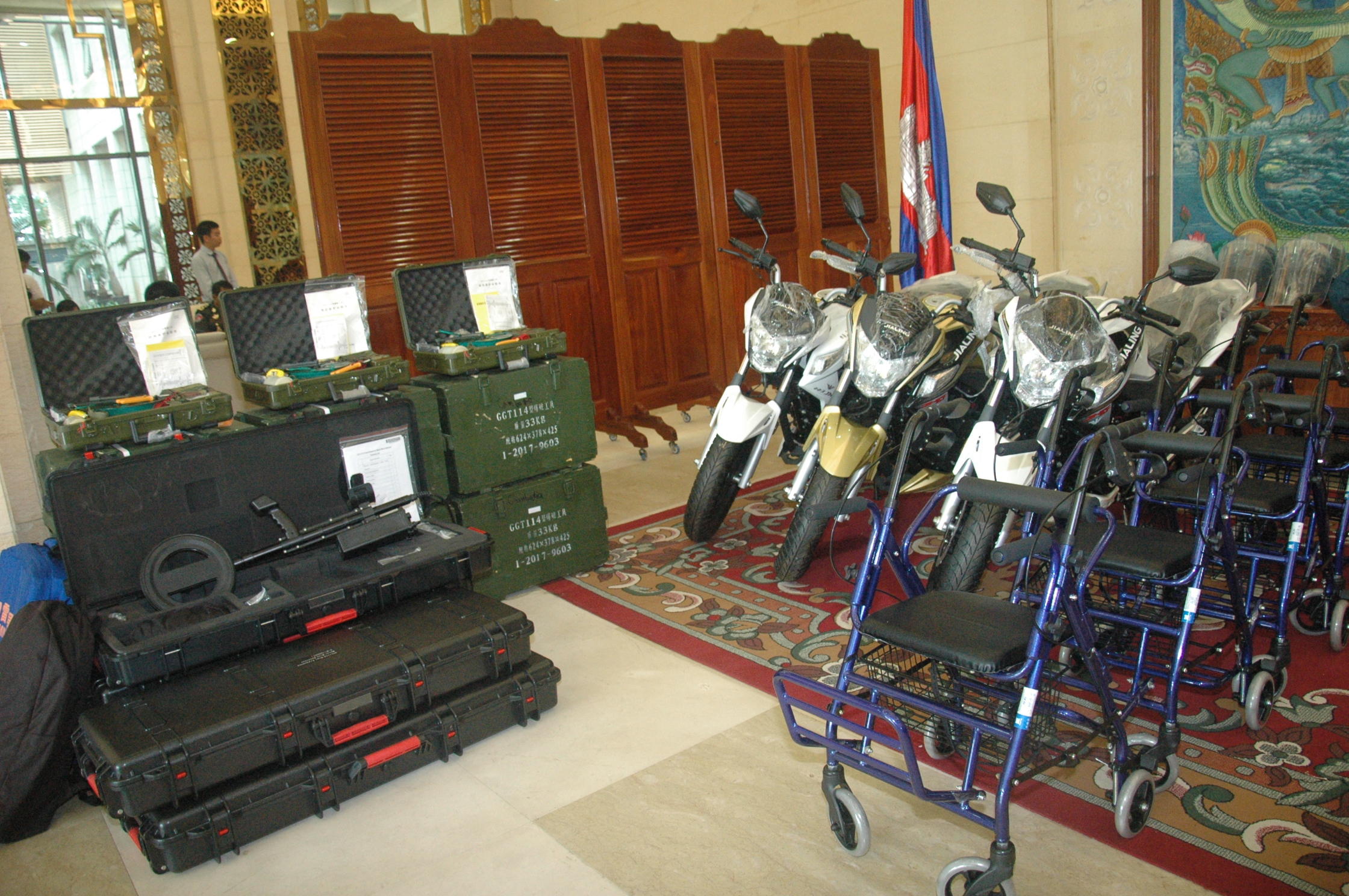 中国向柬埔寨援助一批扫雷工具和办公用品。