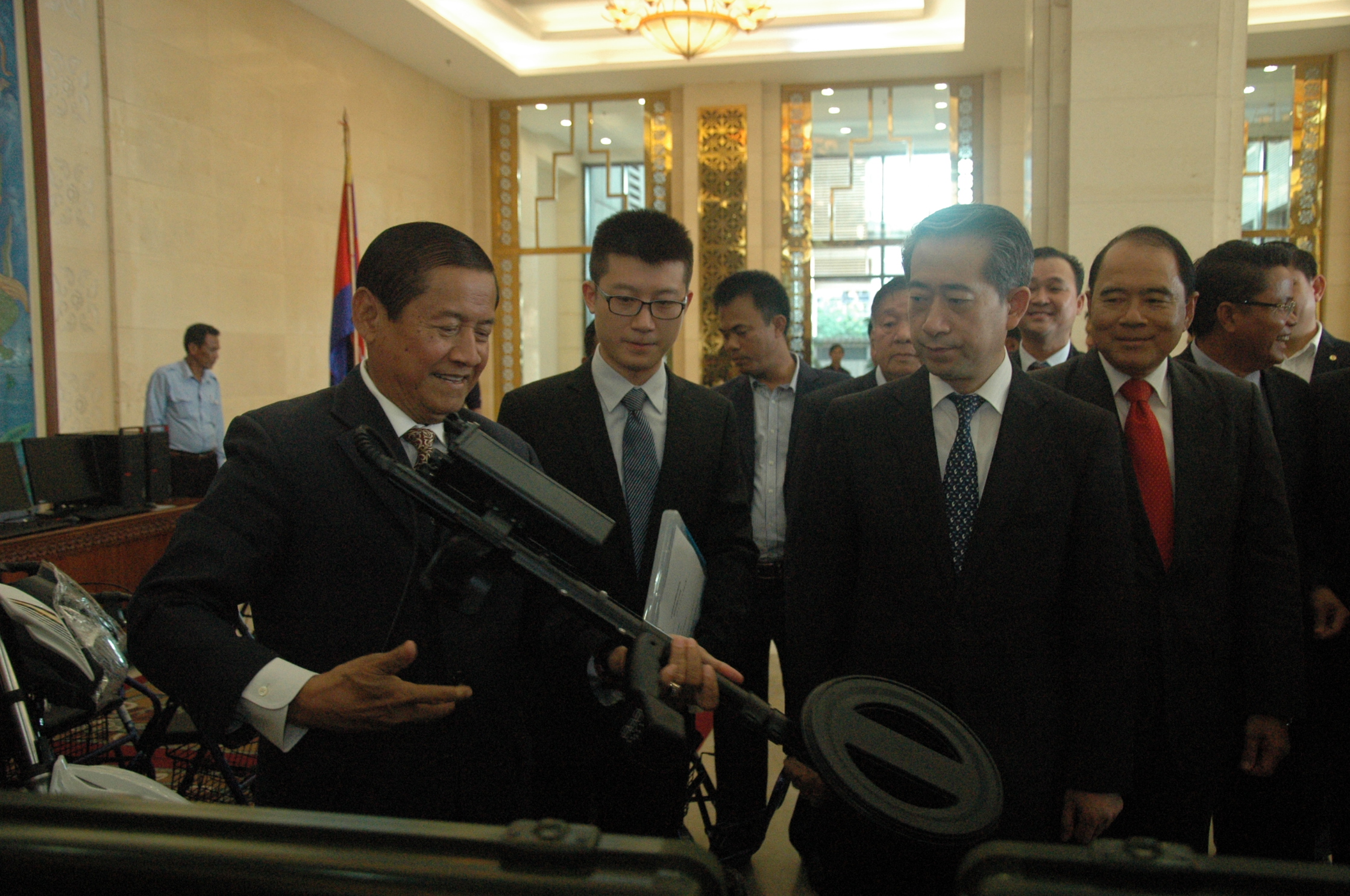 斯雷高索查看探雷器。