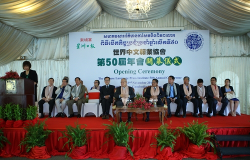 世华媒体集团执行董事张聪代表其父亲，即世界中文报业协会首席会长丹斯里张晓卿宣读讲辞。