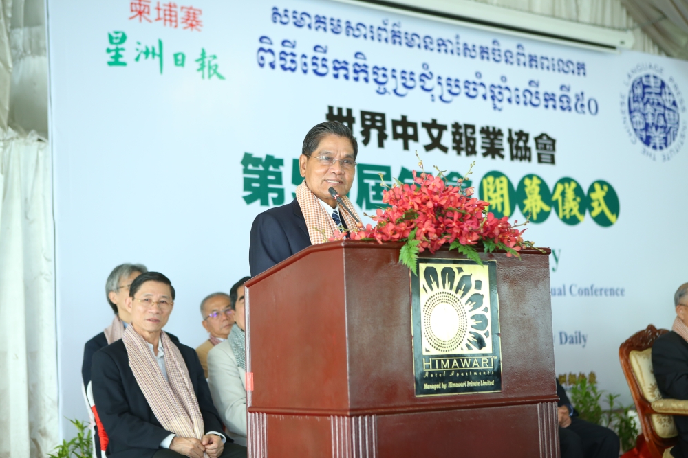 新闻部长国务秘书翁巴特拉为外国的代表介绍柬埔寨的媒体业。