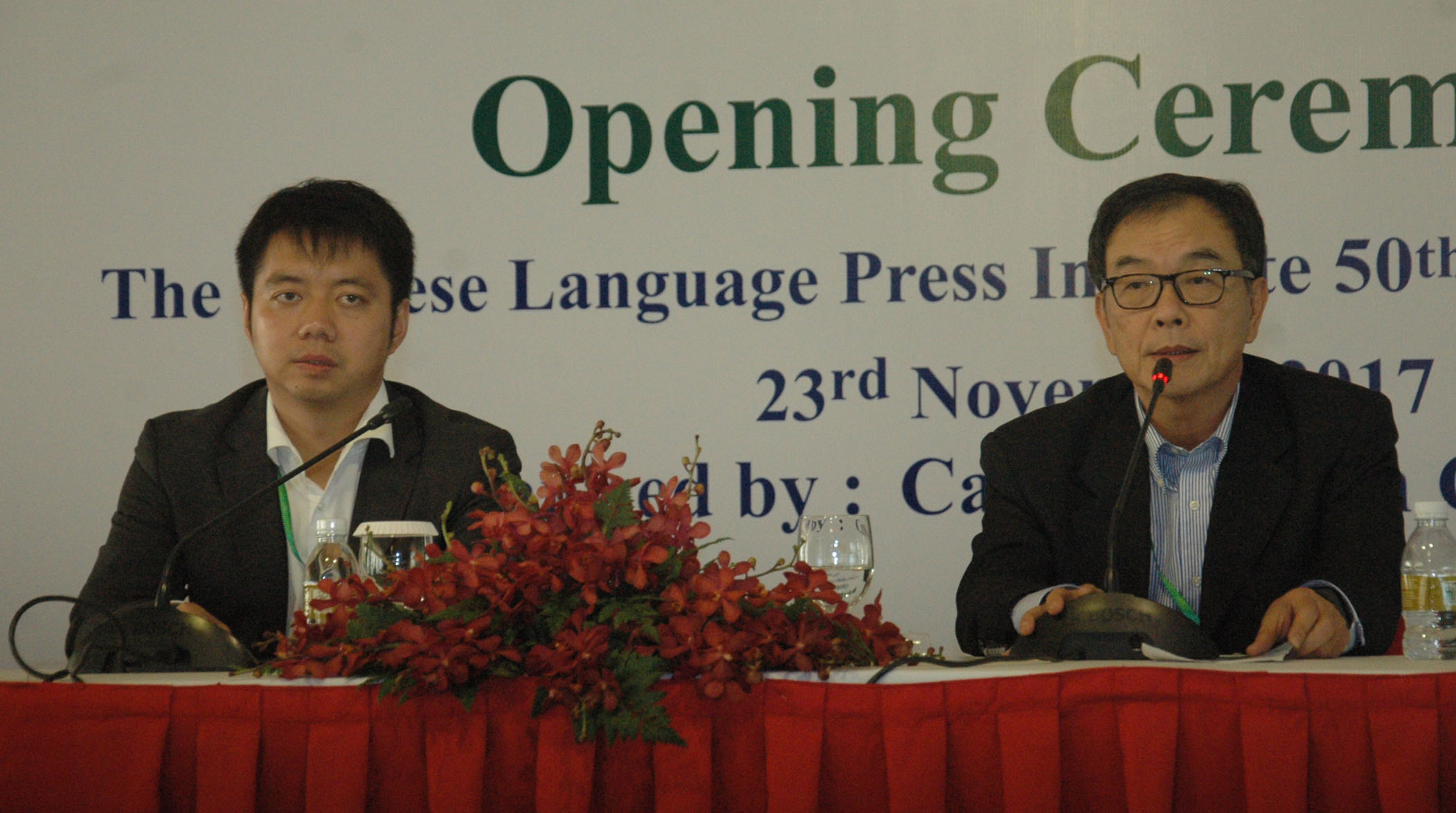 中国人民大学重阳金融研究院执行院长王文博士（左）畅谈“一带一路”，台湾联合报社长项国宁担任主持人。