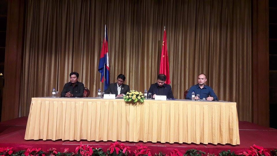 随行公司和Khmer Hunter公司双方代表举行签约仪式。
