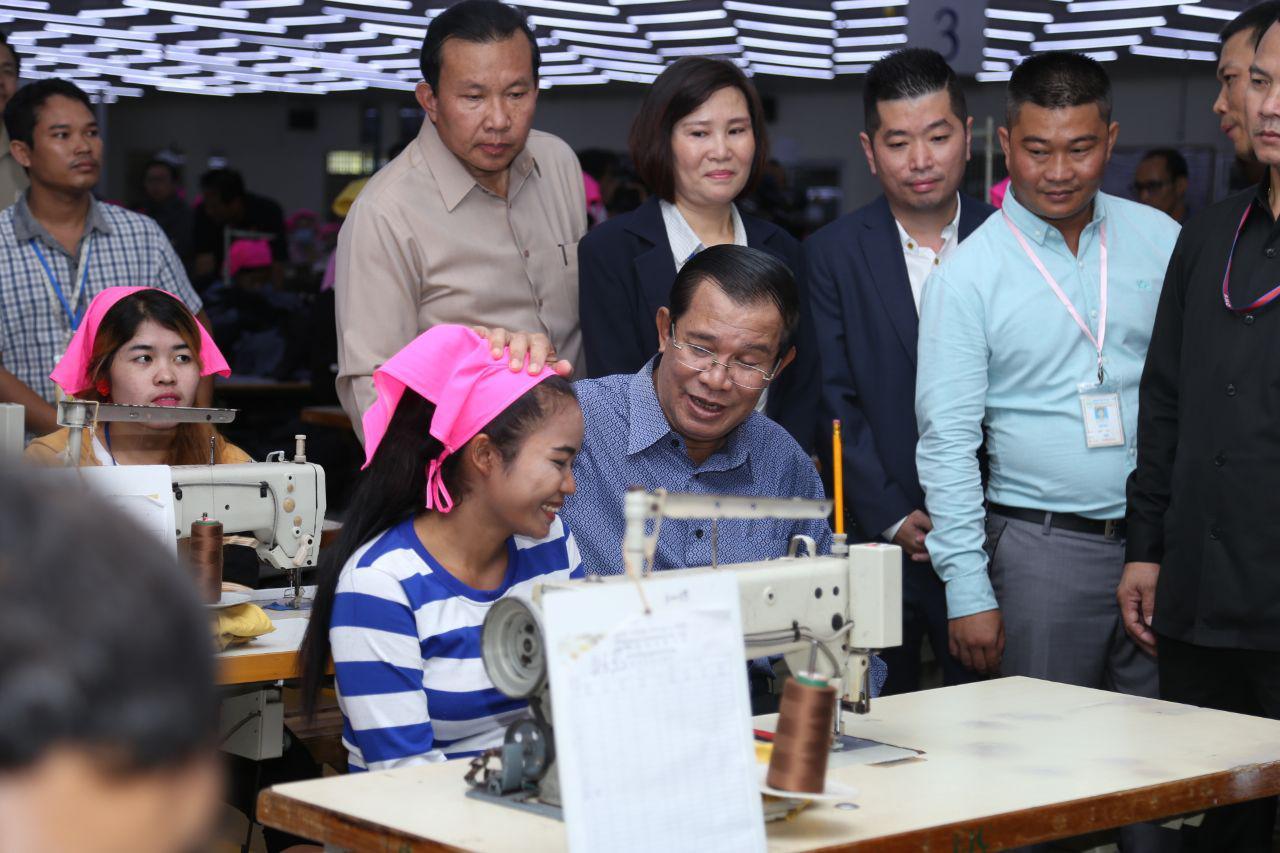 从今年8月20日至11月22日为止，洪森总理探望工人们19次。
