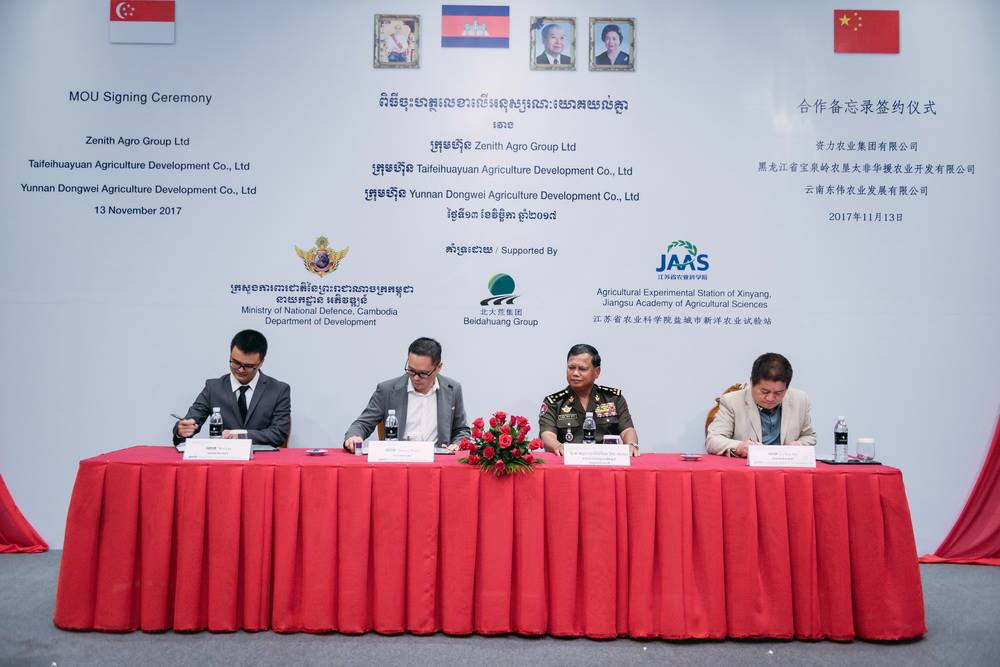 三方企业代表举行签署仪式。