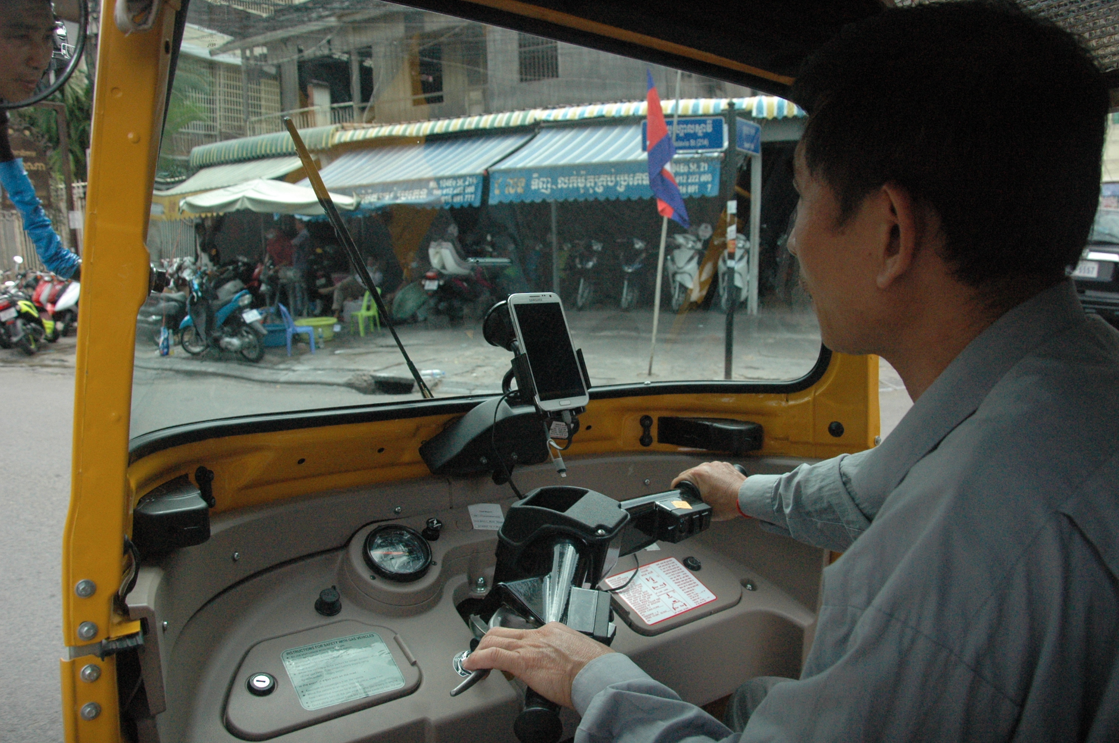 黛章决定改换使用印度嘟嘟车接客。