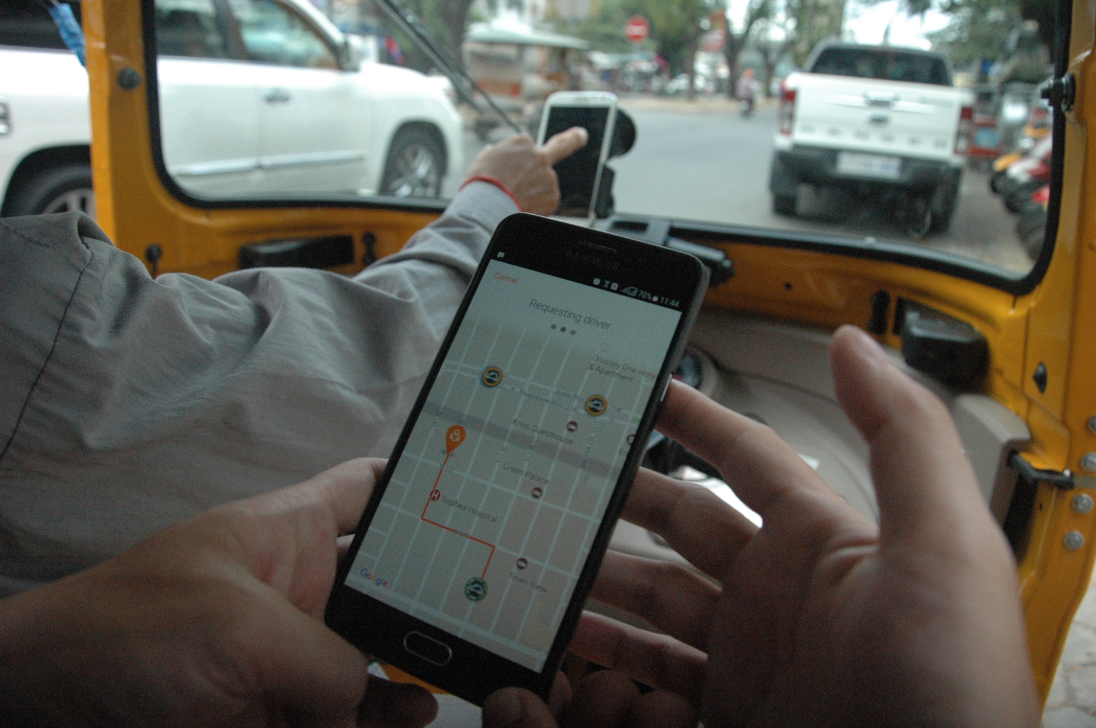 通过手机软件，乘客就能知道路程和价钱。