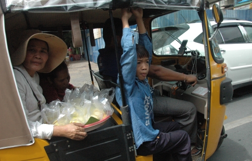 因其价格便宜，印度嘟嘟车受到民众欢迎。