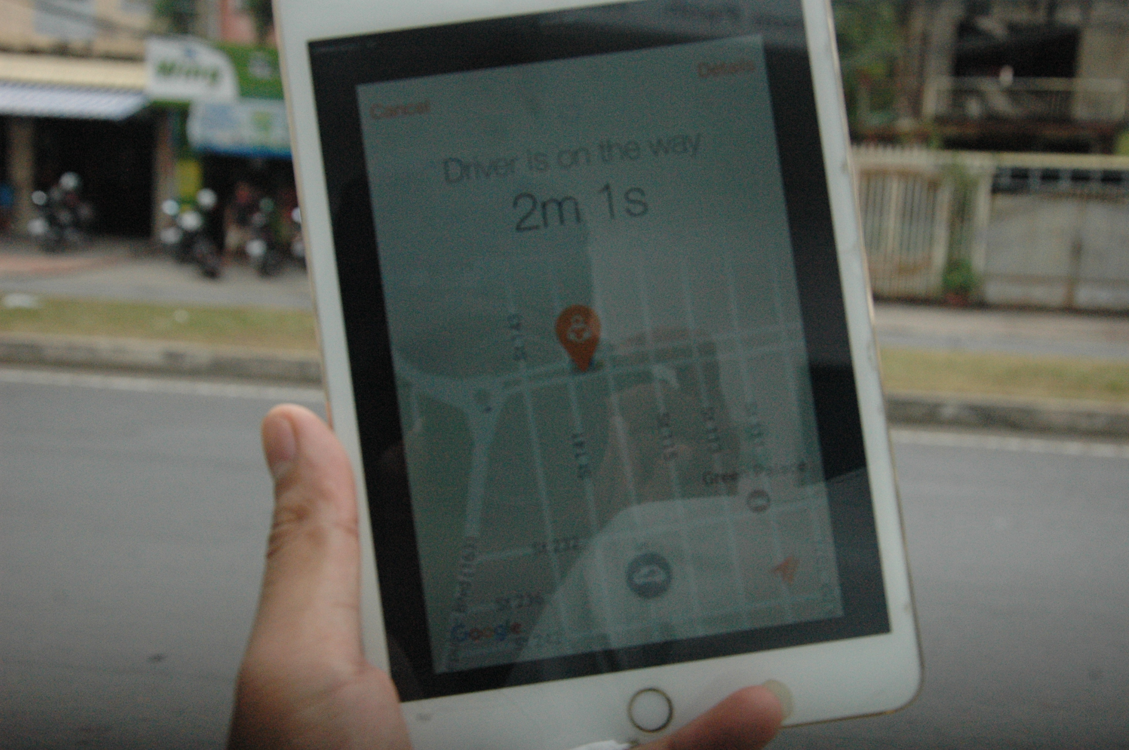 乘客使用手机功能，方便搜索到印度嘟嘟车。