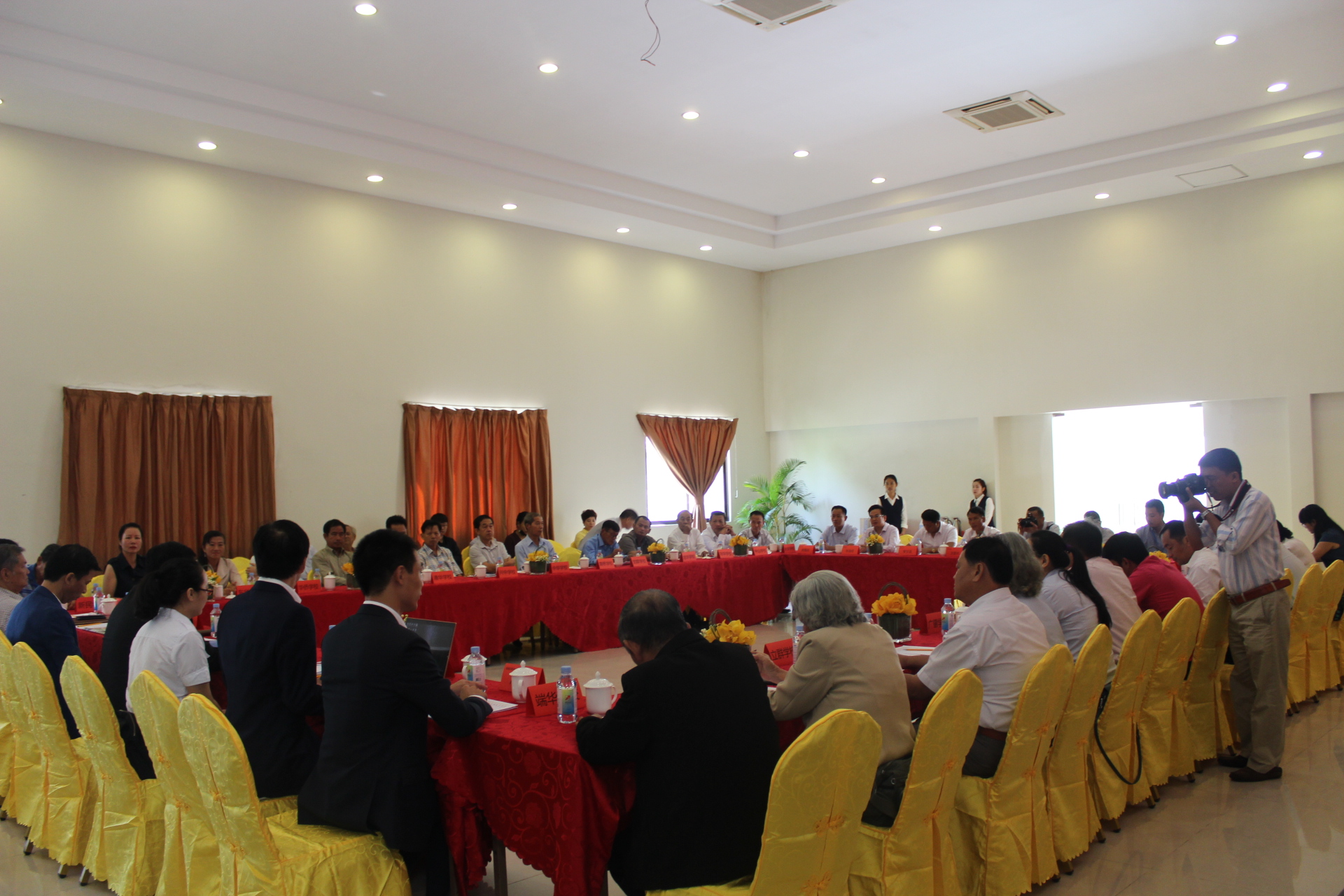 柬华理事总会与柬埔寨福建总商会举行“中柬华文师资培训中心筹备暨全柬华校校长见面会”。