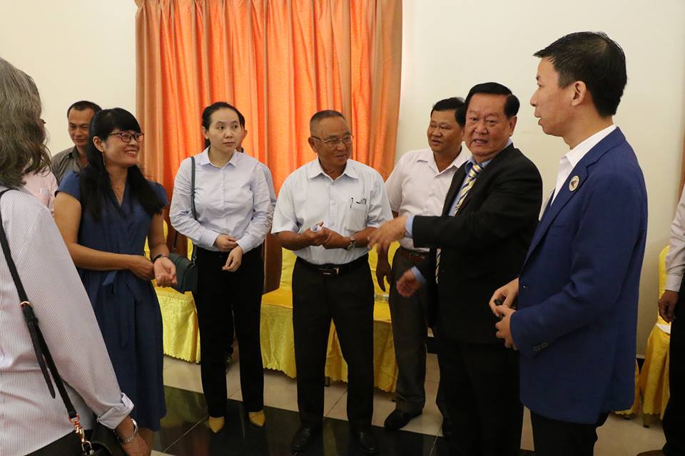 郑棉发勋爵、邱国兴会长与校长交流。