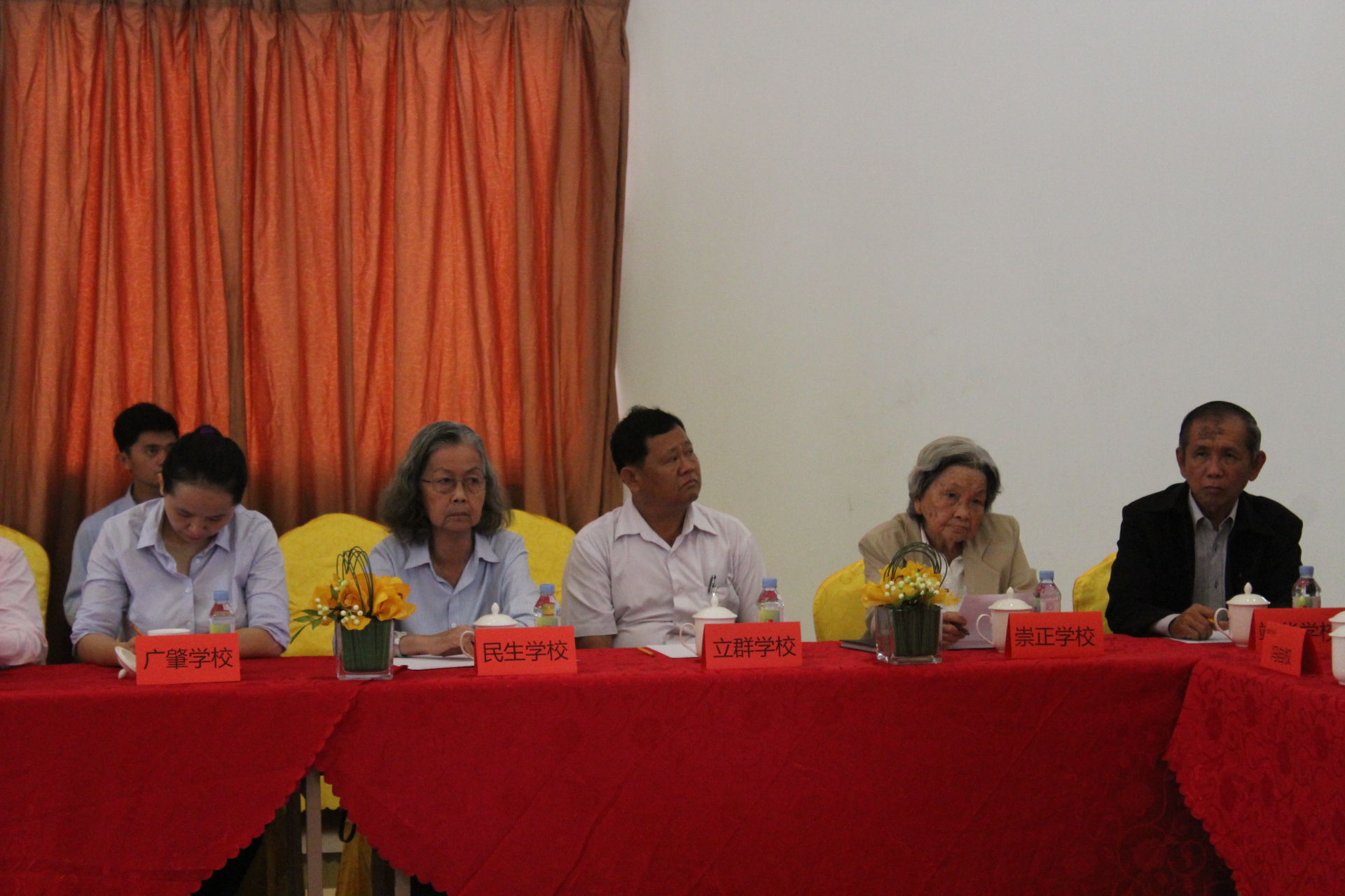 右起为端华分校校长杨金义、崇正学校校长周洁明、立群学校校长谢智勇、民生学校校长林丽丹、广肇学校校长符美菁。