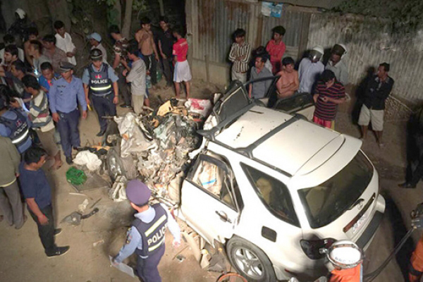 汽车前头毁不成形。